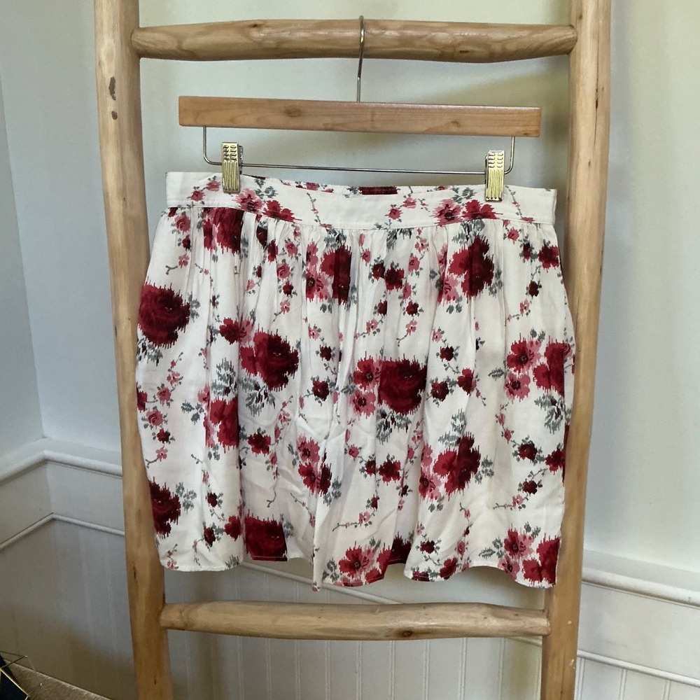 American Eagle Outfitters Red Floral Ikat Mini Skirt White Viscose Size M NEW
